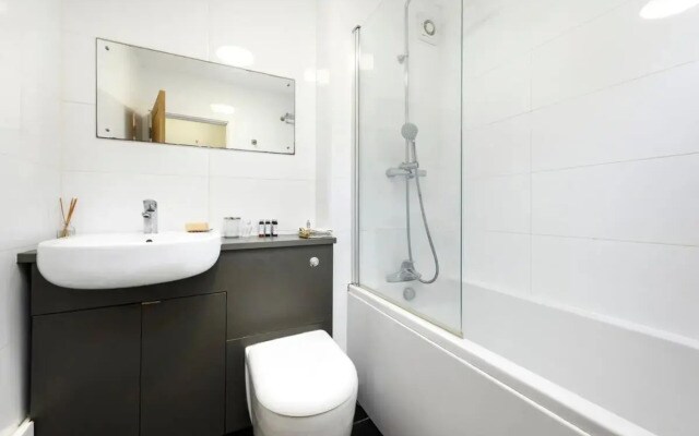 One bedroom central Slough with parking