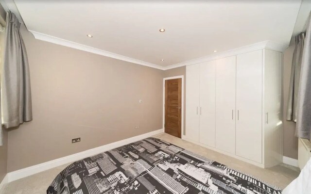 Newly Refurbished Flat Hyde Park London