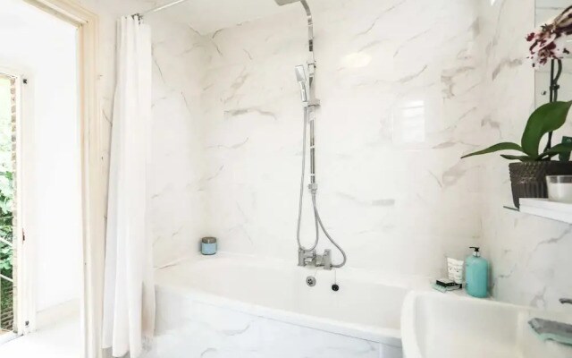 Super 2 bed flat in Greenwich