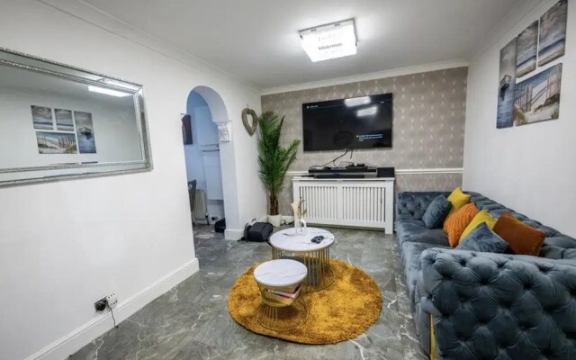 3 Bed House - Sleeps 6 With Free Parking