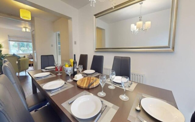Comfort Stay Slough 3BR Home for Groups Families