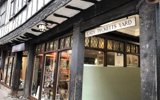 Luxury Apartment Opposite The Shambles