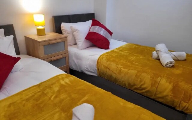 Luxury River View 2-bed Apt, Wifi, Garden, River