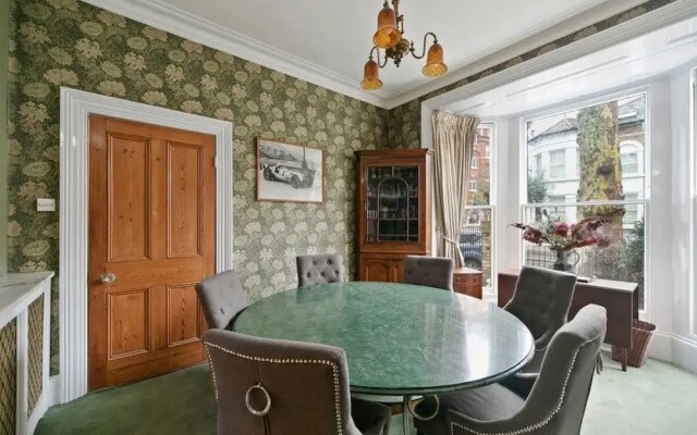 Special Offer- 5 bed Victorian in Zone2