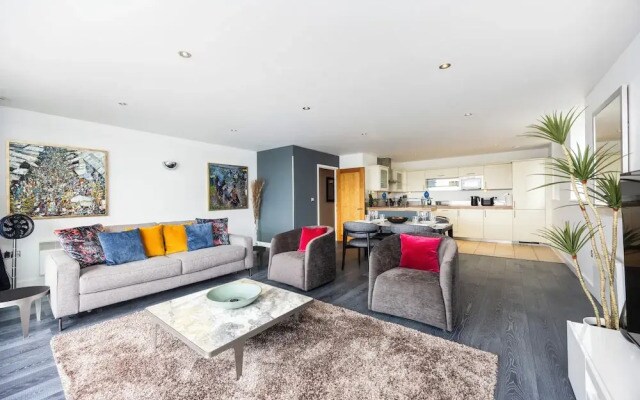 Koks Mews 2 Bed 2 Bath Apartment - ExCeL