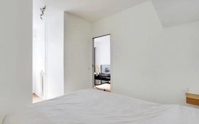 Modern Brunel Classic 1 Bed Apt With Balcony in Paris