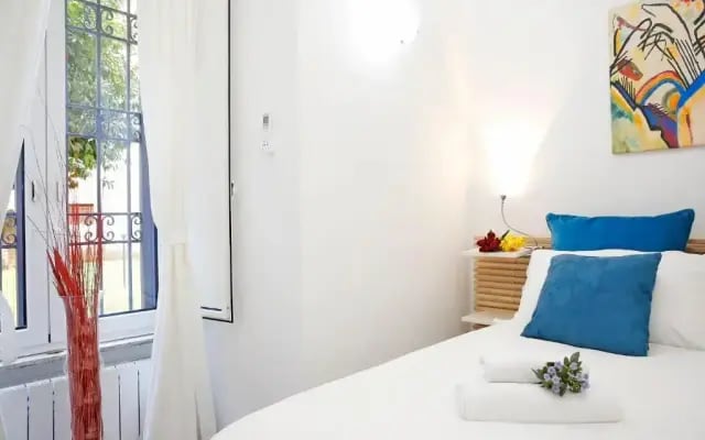 Castel Sant Angelo's Harmonious Apartment