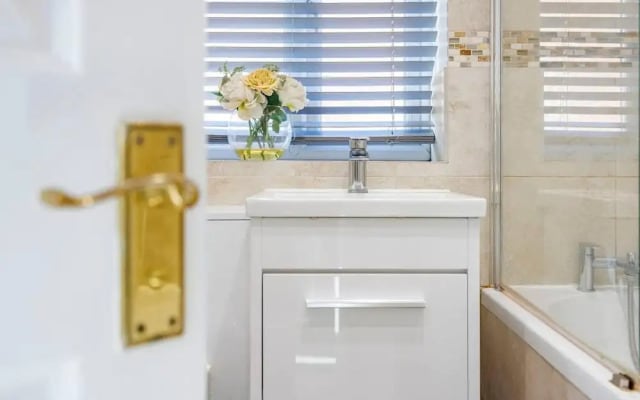 Remarkable 2- Bed House in Barking Essex