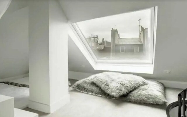 Confidential Room 1, a Stone's Throw From the Louvre