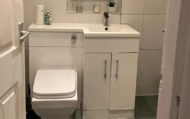 London Heathway Bliss - Spacious 4-bed House