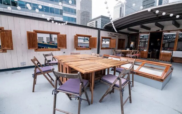 Luxury Canary Wharf House Boat Room 6