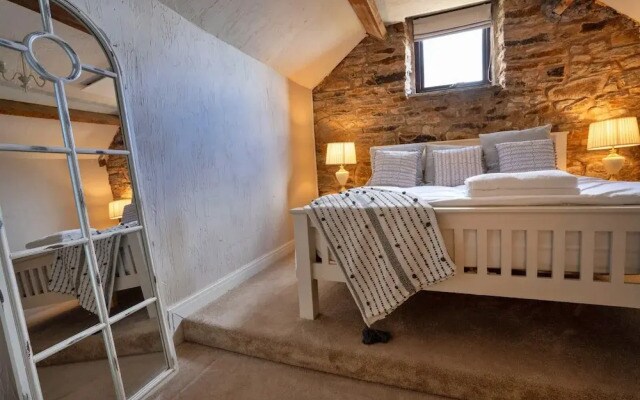 Barn in Peak District With Countryside Views