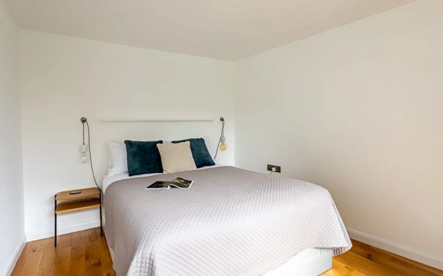 Modern Victoria Park Apartment