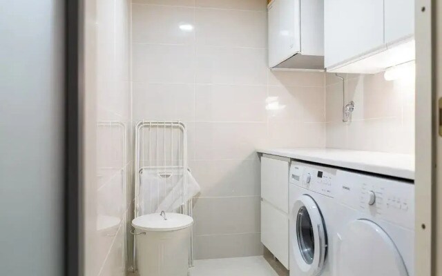 Luxurious 3-Br Apt with Balcony