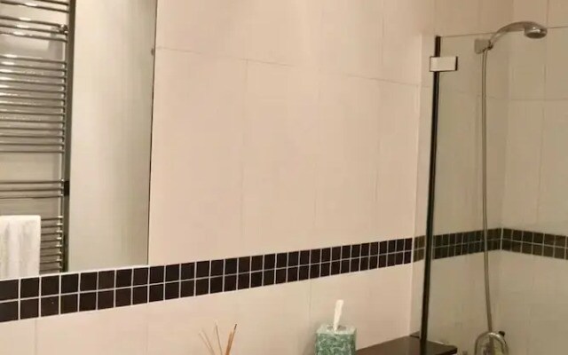 Pleasant, Intimate Flat With Backyard in Battersea