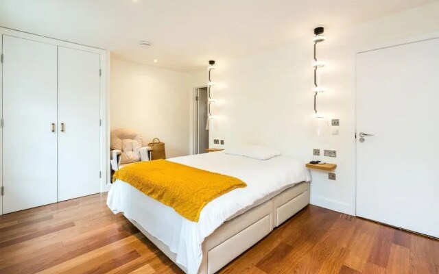 Luxury 2BD Apartment in Holland Park