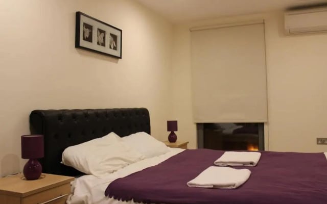 Stylish 3 Bed 2 Bath Apartment Hyde Park