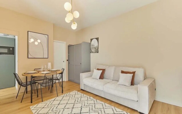 Bright Modern Studio Near the Seine Paris 16