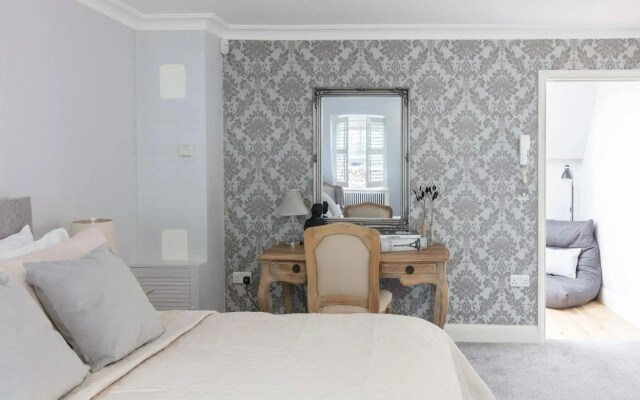 Spacious 4-bedroom mews house with private garage