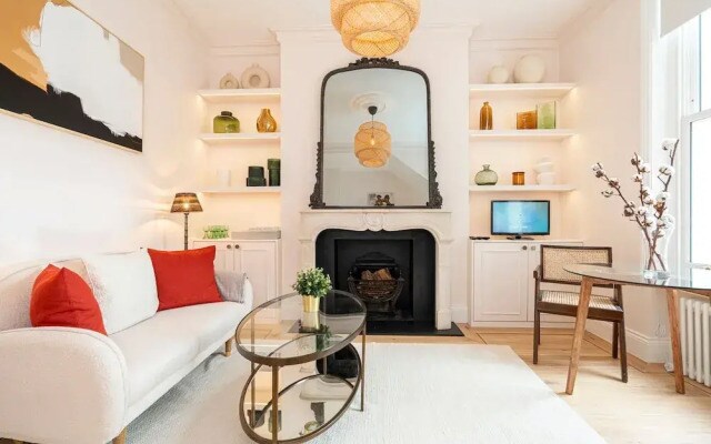 Elegant Flat Near Notting Hill by Underthedoormat