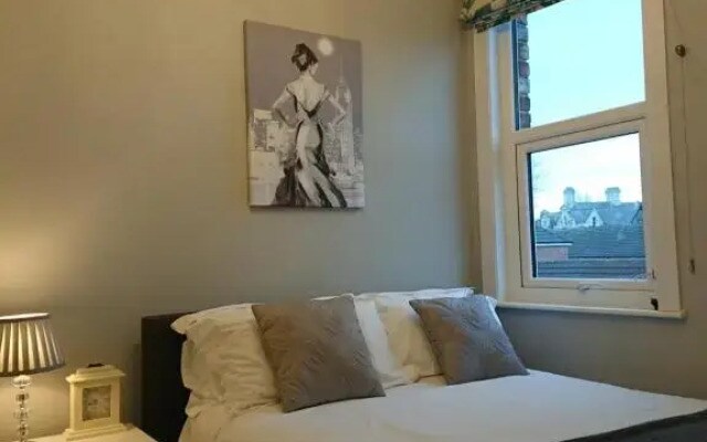 Entire 2-Bedroom House with Garden