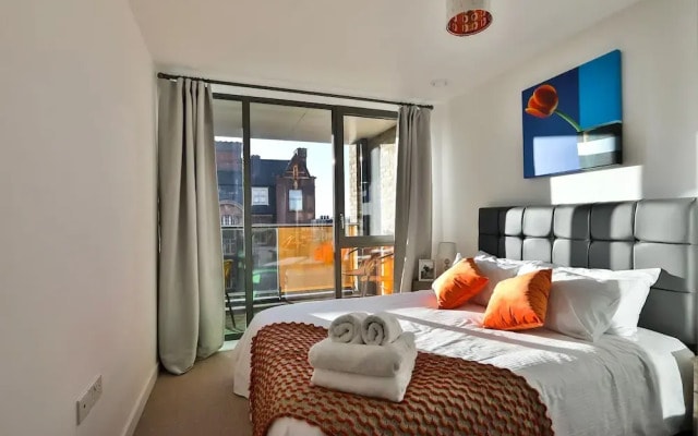 2 Bed 2 Bath flat close to underground