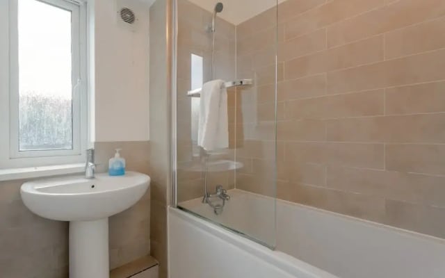 Spacious 3 Bedroom Flat Near Vibrant Camberwell