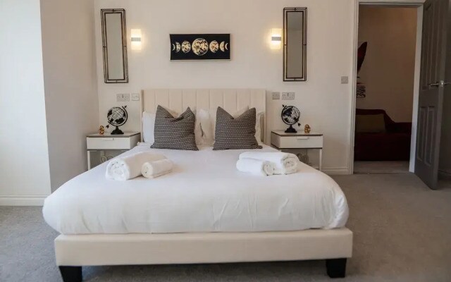 House - Sleeps 7 - Parking - Garden - Near Stn