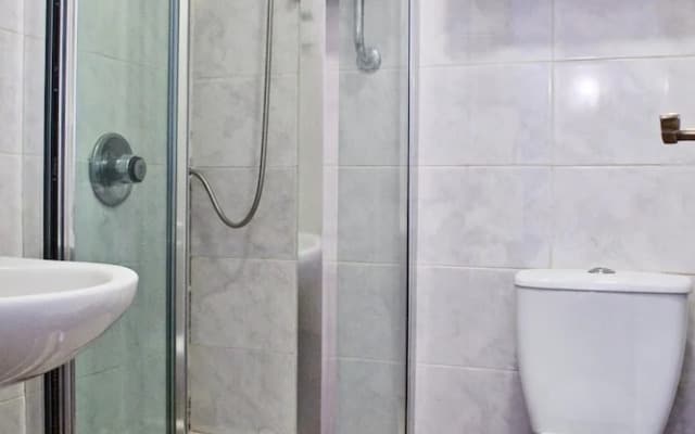 Light and Open 2 Bedroom Flat by Gloucester Road