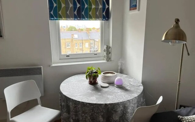 Stylish Studio Flat Near Central London