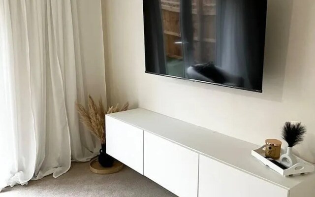 3-bed House, Sleeps 5, Free Parking