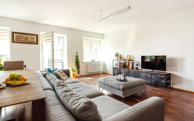 #stayhere - Spacious & Bright 1BDR Apartment Shopping District