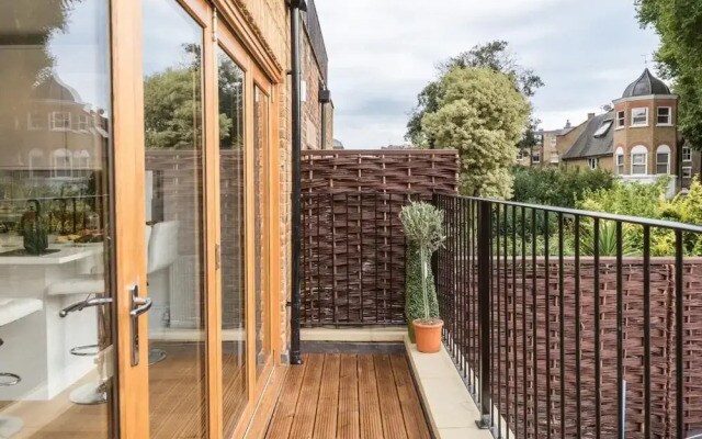 Fulham 2-bed Apt w/ South Terrace Near Tube