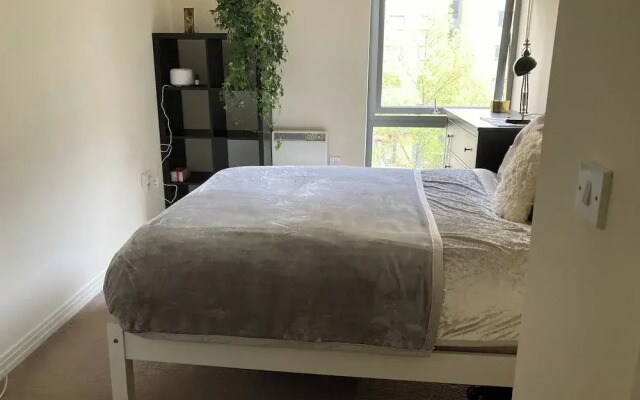 Bright London Retreat Near North Acton Tube