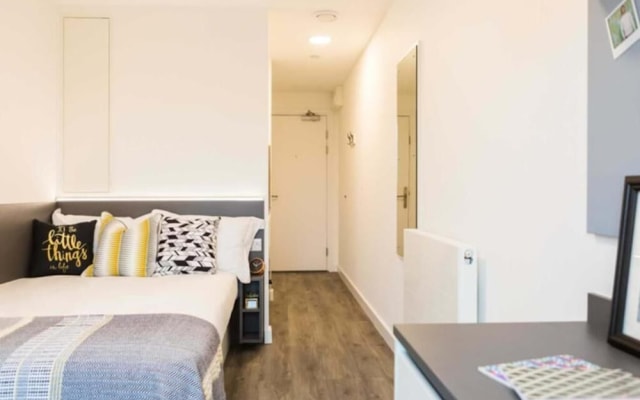 Student only Modern Studio at White city