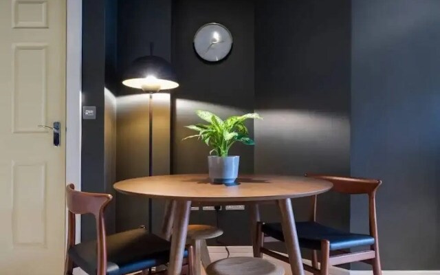 Amazing Designer 2 bed in Barons Court/west Ken