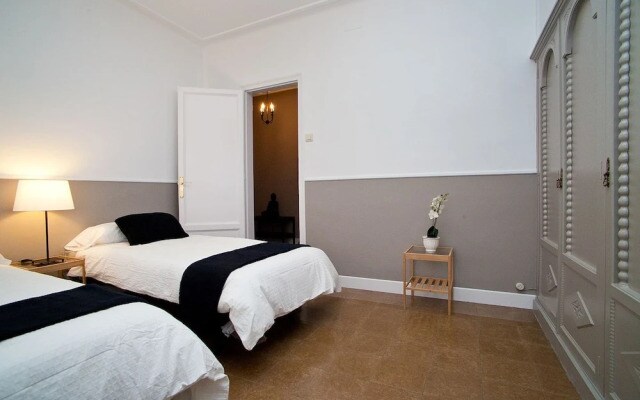 Cute & Spacious Eixample Apartment