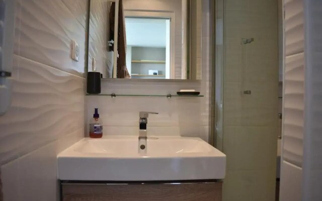 Fully Renovated Bright Studio with High View