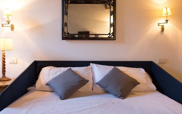 Rental in Rome Scala Studio