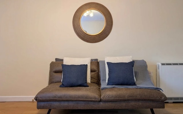 Comfortable 2-bedroom House With Free Parking