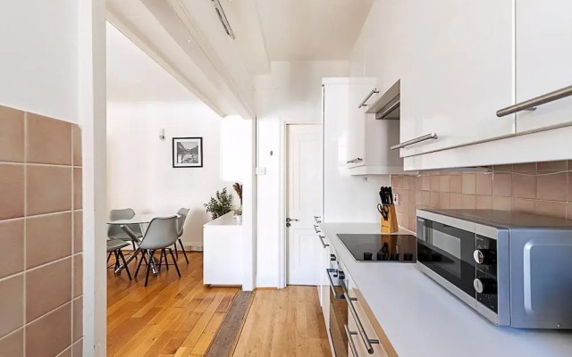 Modern 2 Bedroom Flat Near Queensway