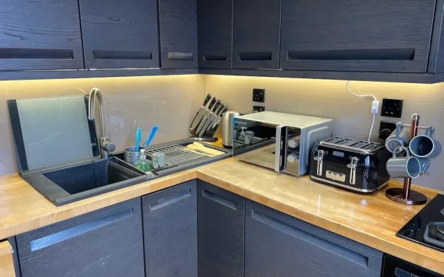 1 Bed Flat - Sleeps 4 - Parking - Wifi