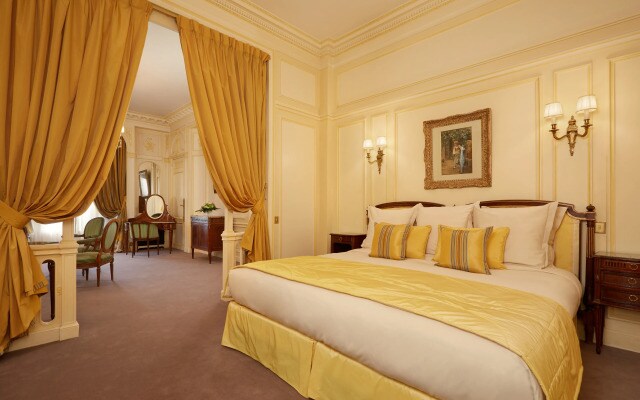Hotel Raphael