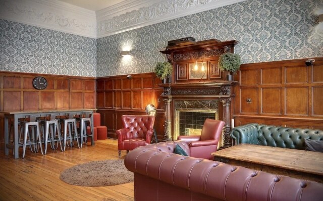 Astor Hyde Park – 18 to 40 years