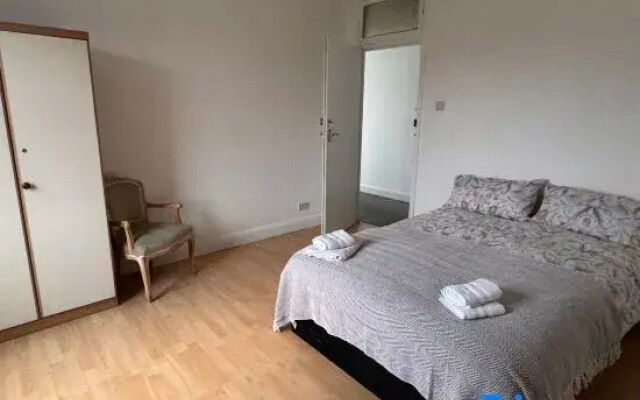 Charming Guest Room in Morden with Modern Amenities
