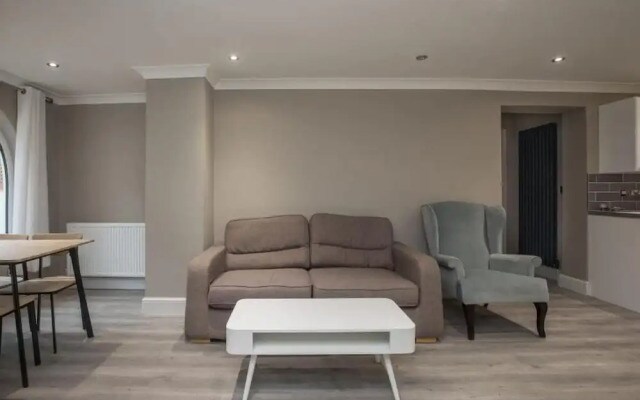 Charming 2-bedroom Apartment in Central Kingston Upon Thames