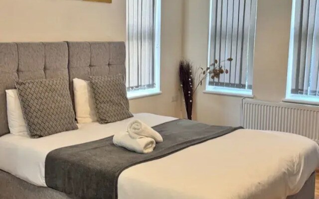 Stay Near Heathrow! Pristine, Convenient & Only 5 Mins to the Terminals
