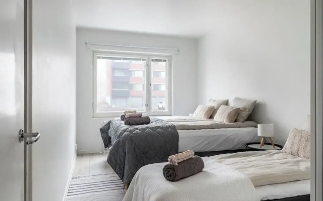 2BR Apt near Center with Free Parking