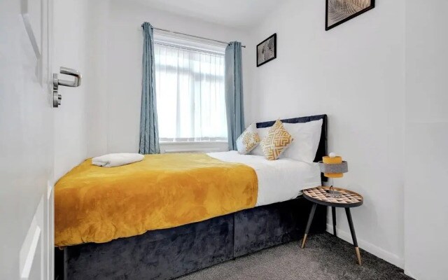4 Bedrooms - Up To 11 Guests - Free Parking