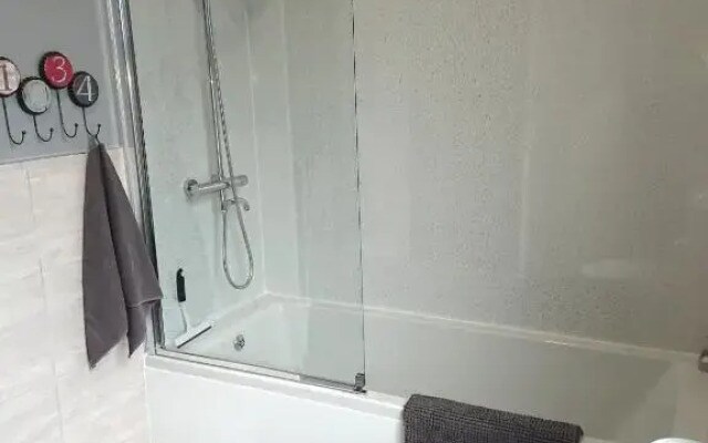 Entire 2-Bedroom House with Garden